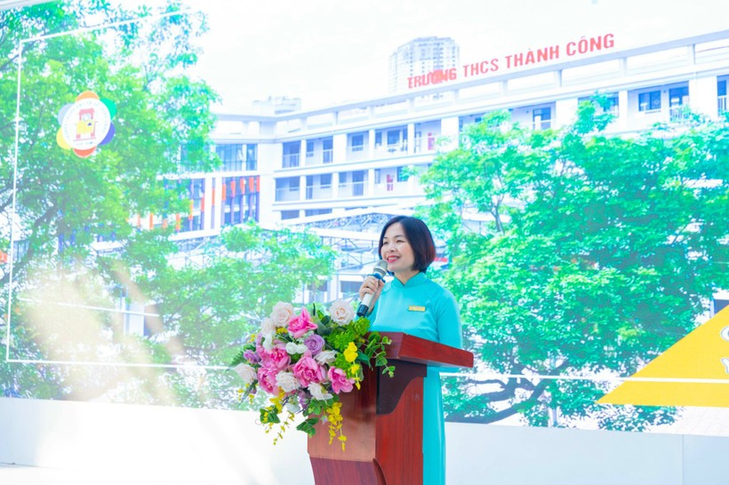 Cô Nguyễn Ngọc Anh - Hiệu trưởng Trường THCS Thành Công phát biểu tại buổi sinh hoạt. ảnh 2