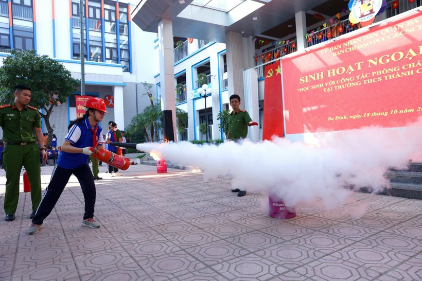 Học sinh Trường THCS Thành Công trải nghiệm kỹ năng chữa cháy.