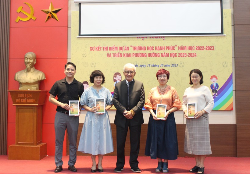 GS.TS Hà Vĩnh Thọ - Chủ tịch Hiệp hội Eurasia tặng sách cho đại diện 4 trường học thực hiện thí điểm dự án 