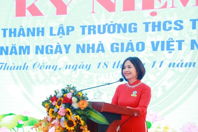 Cô Nguyễn Ngọc Anh - Hiệu trưởng Trường THCS Thành Công trình bày diễn văn kỷ niệm.