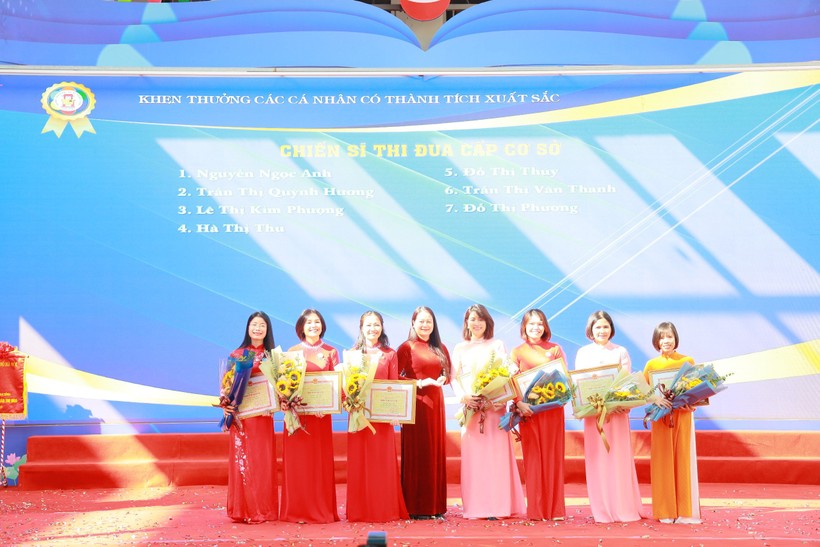 Bà Phạm Thị Diễm - Phó Chủ tịch UBND quận Ba Đình trao khen thưởng cho giáo viên có thành tích xuất sắc.