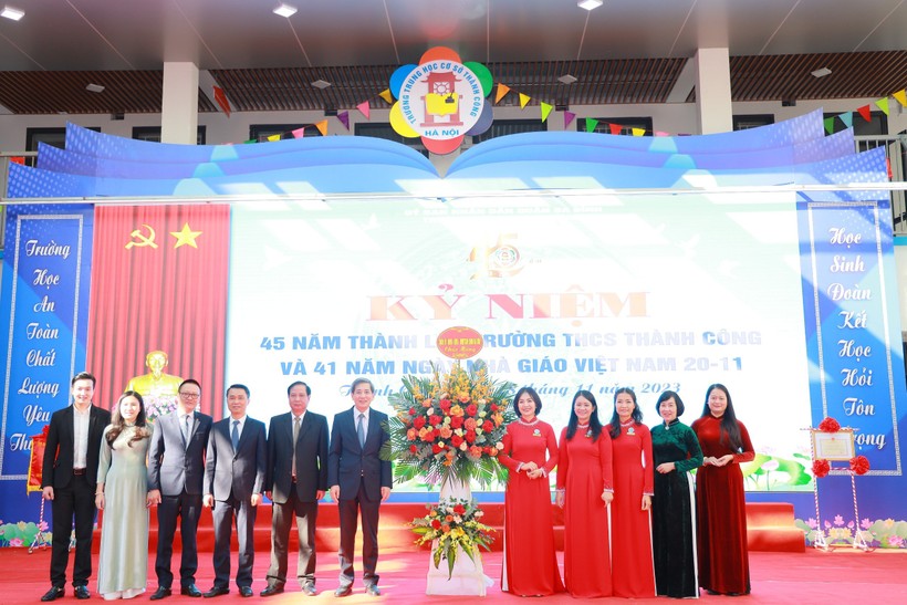 Ông Hoàng Minh Dũng Tiến - Bí thư Quận ủy quận Ba Đình (thứ 6 từ trái sang phải) cùng lãnh đạo về dự và chúc mừng nhà trường.