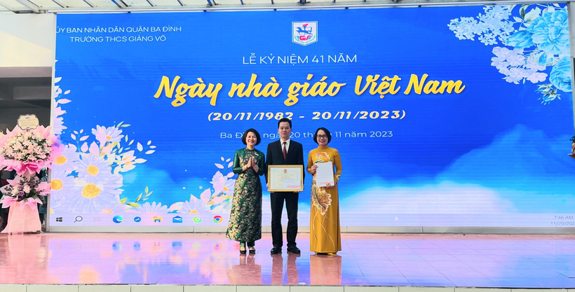 Cô Đặng Thị Thùy Nga (ngoài cùng bên phải) được tuyên dương tại lễ kỷ niệm Ngày Nhà giáo Việt Nam.