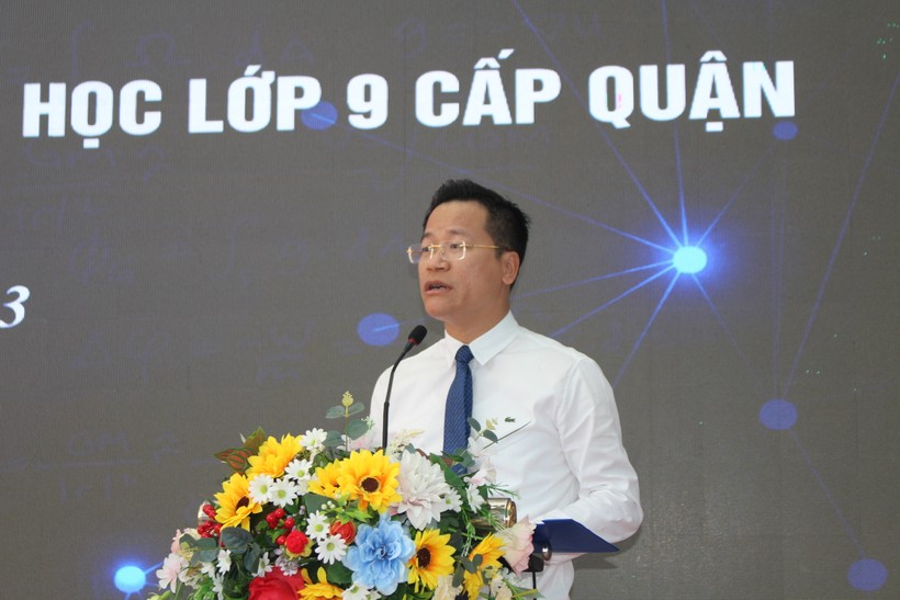 TS Lê Đức Thuận - Trưởng phòng GDĐT quận Ba Đình phát biểu và chúc mừng 594 học sinh đạt giải.