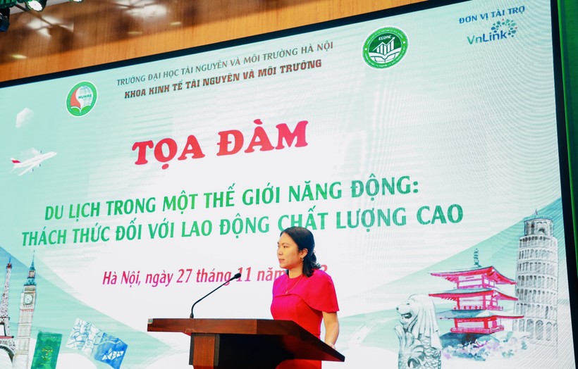 ThS Nguyễn Thị Thanh Mai, Phó Trưởng khoa Khoa Kinh tế Tài nguyên và Môi trường phát biểu.