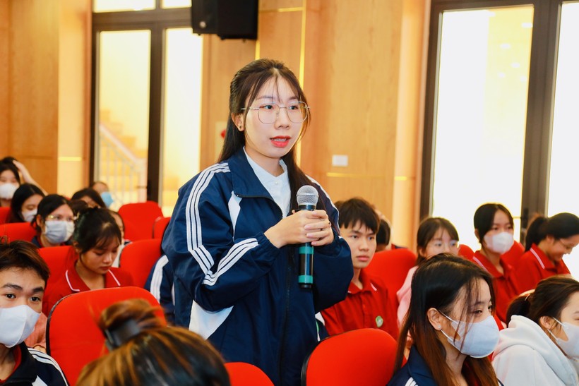 Sinh viên Trường Đại học Tài nguyên và Môi trường Hà Nội đặt câu hỏi về cơ hội việc làm ngành du lịch.