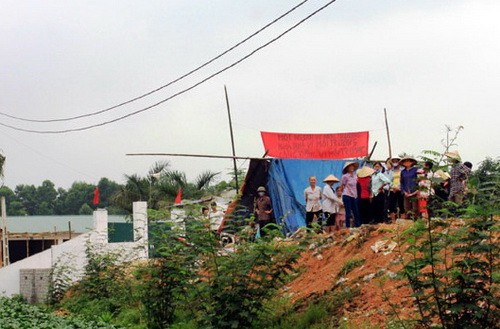 Nhân dân xã Yên Tâm dựng lều chặn đường vào trang trại chăn nuôi lợn gây ô nhiễm.