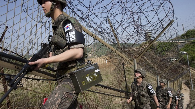 Lính Hàn Quốc tuần tra ở biên giới liên Triều - Ảnh: Reuters