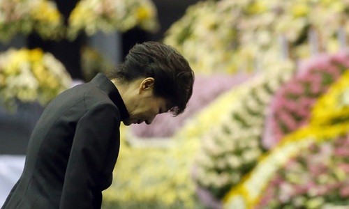 Tổng thống Hàn Quốc cúi đầu trước các nạn nhân thiệt mạng trong vụ chìm phà ở trung tâm tang lễ Ansan, phía  nam Seoul, hôm 29/4. Ảnh: Reuters