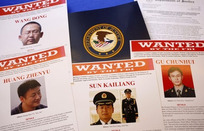 Hồ sơ về 5 quan chức Trung Quốc bị Mỹ cáo buộc do thám mạng. (Nguồn: AP)