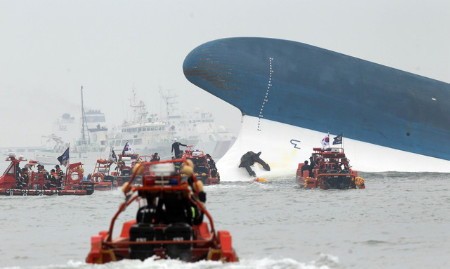 Vụ chìm phà Sewol đã khiến khoảng 300 người chết và mất tích