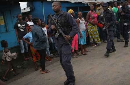Cảnh sát đã bắn cảnh cáo nhưng không thể giải tán hàng trăm người biểu tình, bao vây một trung tâm chữa trị bệnh nhân Ebola ở thủ đô Monrovia. Ảnh: Getty Images
