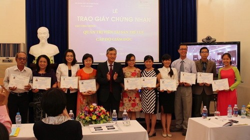  Thứ trưởng Trần Văn Tùng trao Giấy Chứng Nhận - Giám đốc Quản trị TSTT
