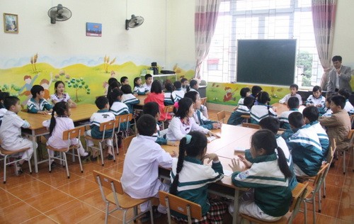 Tiết học Âm nhạc của lớp 3A5, Trường tiểu học Hoàng Văn Thụ dưới sự tham gia hướng dẫn của phụ huynh Phạm Văn Hợp