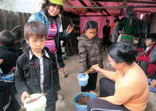 Tác giả cùng học sinh trong bếp ăn Trường bán trú Khau Vai (Đồng Văn, Hà Giang)