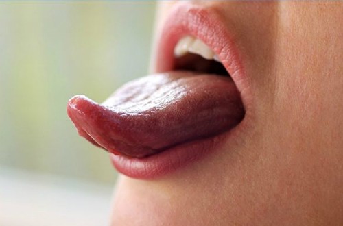 Lưỡi có thể báo hiệu các vấn đề sức khỏe như ho, sốt, vàng da, đau đầu, rối loạn tiêu hóa. Ảnh: ehowcdn
