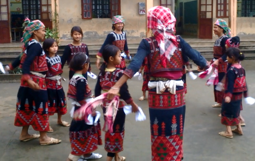 Phụ huynh Trường tiểu học Tả Phời đến hướng dẫn học sinh những điệu múa và cách thêu trang phục truyền thống