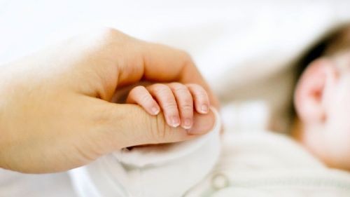 Người mẹ giấu tên được máy móc giúp sức duy trì sự sống để thai nhi tiếp tục phát triển. Ảnh:  Foxnews