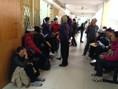 Chờ khám bệnh, kiểm tra huyết áp tại Bệnh viện Bạch Mai (Hà Nội). Ảnh: Ngọc Dung