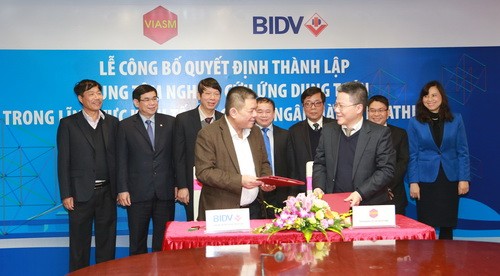 GS Ngô Bảo Châu và ông Trần Bắc Hà – Chủ tịch HĐQT BIDV - ký kết thỏa thuận hợp tác trước sự chứng kiến của Thứ trưởng Bộ GD&ĐT Bùi Văn Ga (Thứ tư từ trái sang) cùng các đại biểu.