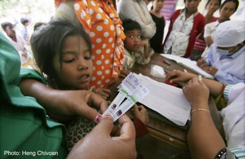 Việc dùng chung kim tiêm khiến hàng trăm dân Campuchia bị nhiễm HIV. Ảnh: asiaone