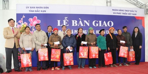 Hơn 1.000 đồng bào nghèo của tỉnh Bắc Kạn được nhận quà Tết