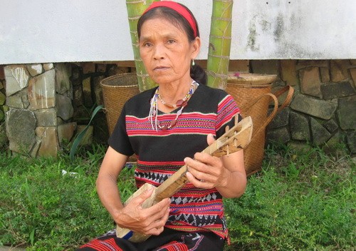 Bà Hồ Thị Hương và cây đàn tâm-prảy trước nguy cơ thất truyền 