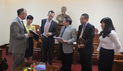 Thứ trưởng Bùi Văn Ga và đoàn đại biểu của New Zealand trao đổi một số thông tin trong lĩnh vực GD-ĐT