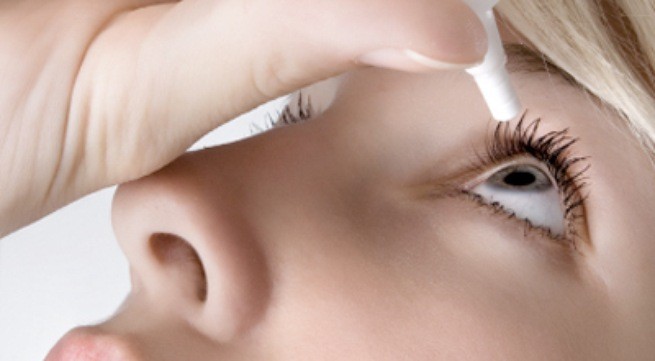 Bệnh khô mắt ban đầu chỉ gây tổn thương nhỏ ở lớp ngoài của giác mạc và kết mạc.