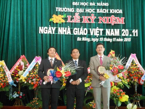 GS.TS Lê Kim Hùng – Hiệu trưởng trường ĐH Bách khoa - tặng hoa cho hai thầy giáo vừa mới được công nhận đạt chuẩn Phó Giáo sư