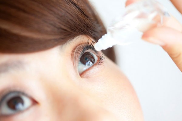 Khi bị vật gì đó bay vào mắt, nên rửa mắt bằng nước sạch hoặc nước muối sinh lý 0,9%, không day dụi và đến ngay cơ sở y tế để khám và chữa trị.