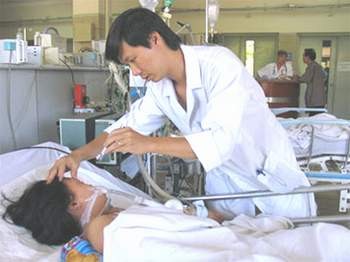 Cấp cứu cho bệnh nhân bị ngộ độc tại Trung tâm Chống độc, BV Bạch Mai.