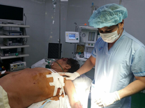 Một người đàn ông bị tai nạn giao thông sau chầu nhậu mừng xuân được cấp cứu tại Bệnh viện Đa khoa Tâm Trí Sài Gòn. Ảnh:NH.