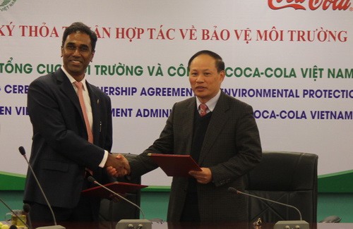 Ông Nguyễn Văn Tài - Tổng cục trưởng Tổng cục Môi trường và ông Vamsi Mohan - Tổng Giám đốc Công ty Cocacola Việt Nam cùng ký kết thỏa thuận hợp tác