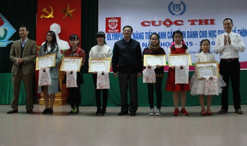 Lãnh đạo sở giáo dục và các đơn vị trao giải nhất cho 6 em học sinh xuất sắc của cuộc thi