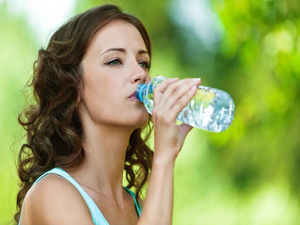 Tăng cường bổ sung nước là một trong những cách giữ sức khỏe mùa hè