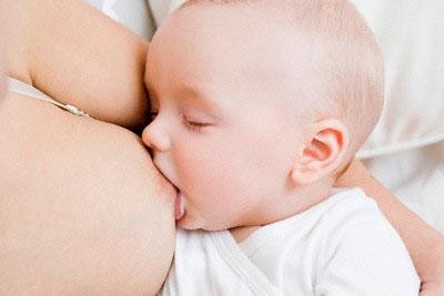 Nuôi con bằng sữa mẹ và tiêm phòng làm giảm nguy cơ nhiễm trùng tai ở trẻ