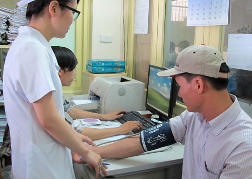
Tăng huyết áp rất dễ phát hiện bằng cách đo huyết áp nhưng nhiều người Việt chưa có thói quen theo dõi chỉ số này. Ảnh:N.P.