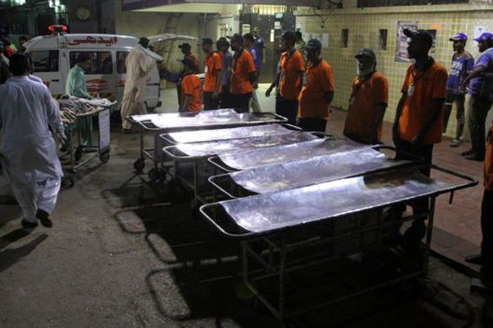 Công tác cấp cứu các nạn nhân bị thương tại bệnh viện ở Karachi. Ảnh: AP