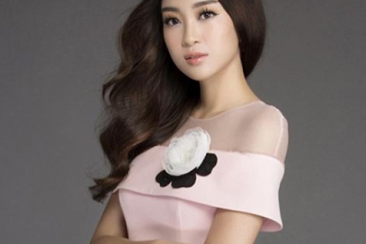 Hoa hậu Mỹ Linh thả dáng với váy ren trắng đẹp mê hồn