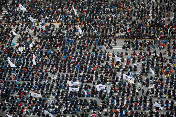 Người Hàn Quốc ngồi theo hàng lối khi đi biểu tình
