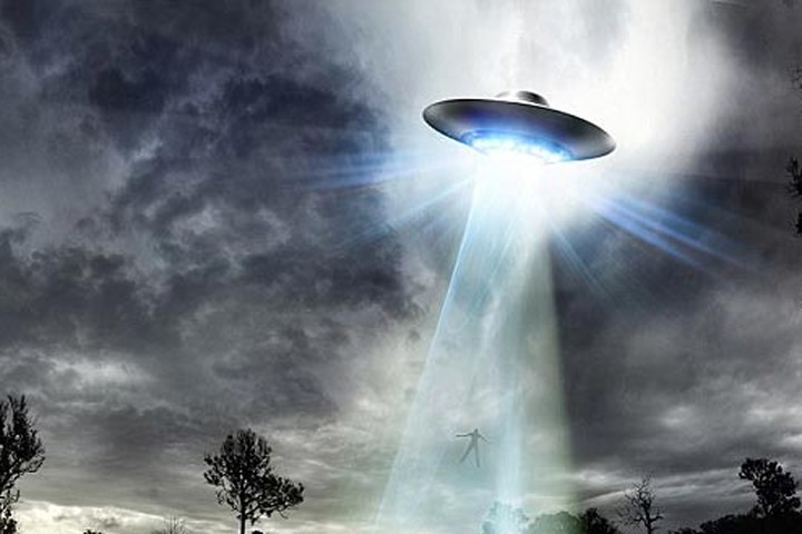 37% số người tuyên bố từng nhìn thấy UFO cho biết, sự cố đã làm trỗi dậy nhu cầu "chuyện ấy" của họ. Ảnh: Word Press