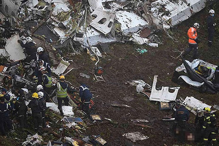 Hiện trường vụ rơi máy bay chở các cầu thủ Brazil tại Colombia. Ảnh: AFP/Getty Images