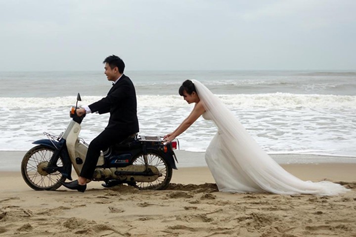 Cô dâu chú rể người Việt lọt top ảnh tuần của Reuters
