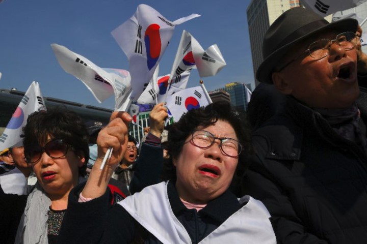 2.000 người biểu tình ủng hộ nữ tổng thống Hàn bị phế truất