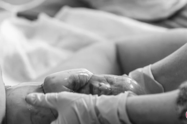 Đẻ con lần thứ 4, bà mẹ sững sờ khi em bé chào đời còn nguyên trong bọc ối