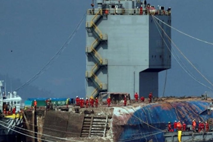 Cận cảnh quá trình trục vớt phà Sewol nặng gần 7.000 tấn lên mặt nước