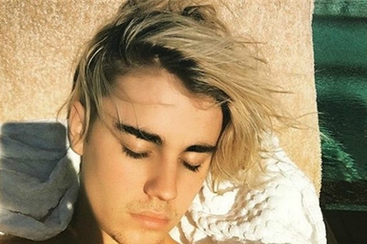 Justin Bieber tóc vàng hoe khoe diện mạo mới