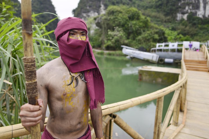 Cận cảnh ngôi làng của thổ dân trong phim Đảo đầu lâu