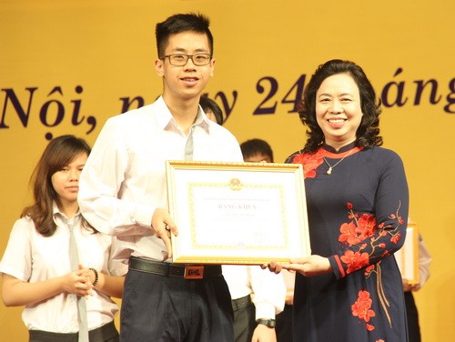 Phó Bí thư Thường trực Thành ủy Hà Nội Ngô Thị Thanh Hằng trao Bằng khen của Bộ GD&ĐT cho các em học sinh tiêu biểu, xuất sắc
